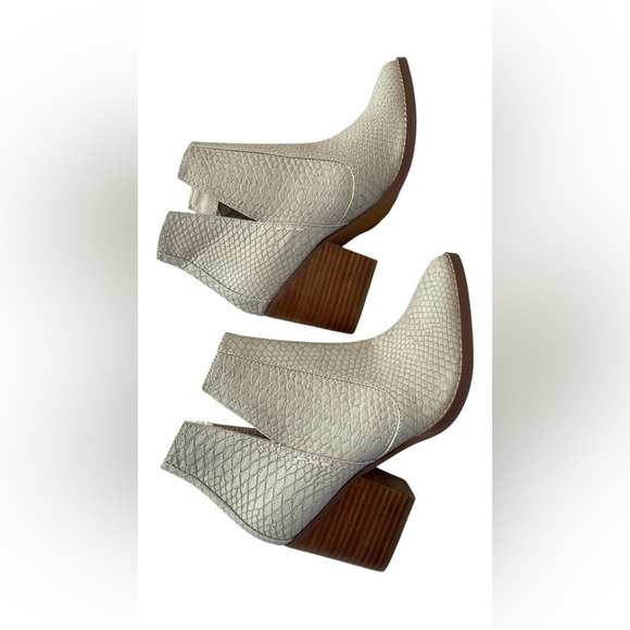 Laura Marano by Not Rated Western Ankle Bootie White Faux Snake Print Size 8 - Picture 5 of 14